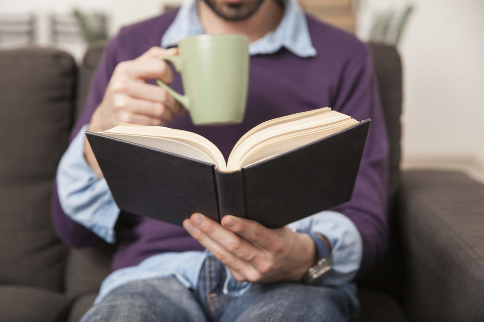 Чтение книги за чашкой чая