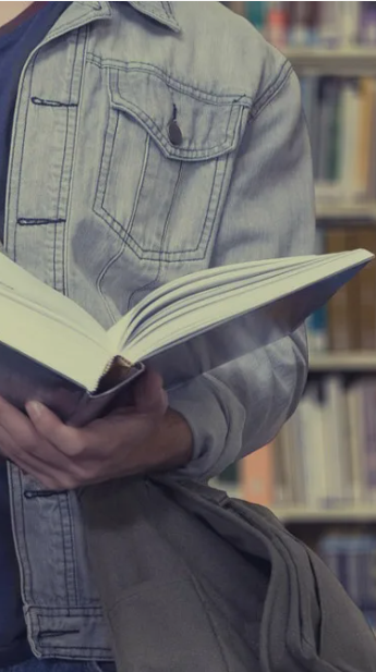 Человек с раскрытой книгой